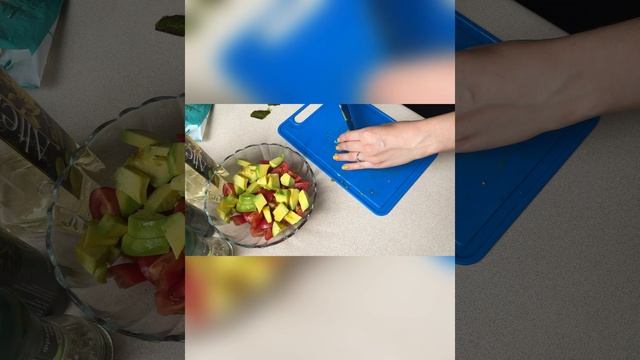 Простой и вкусный салат с итальянским акцентом. Салат с мини моцареллой и авокадо