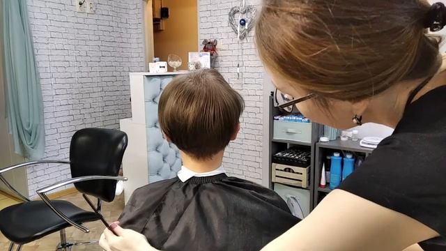 ОСВЕЖАЮЩАЯ ЖЕНСКАЯ СТРИЖКА/ Модная женская стрижка смотреть онлайн