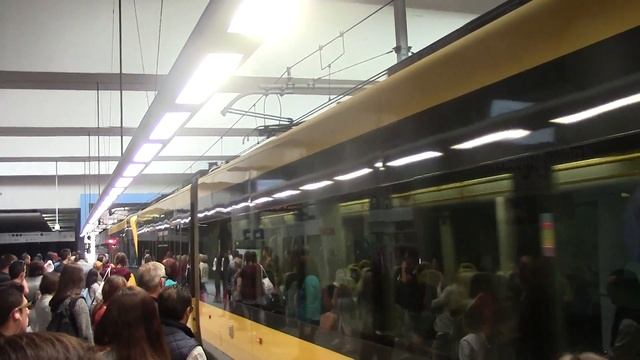 Porto Campanhã HD-Metro Do Porto Flexity Swift no.112 arrives at Porto Campanha смотреть онлайн