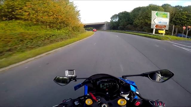 Suzuki GSX-R1000R First Ride | New Pants Please! смотреть онлайн