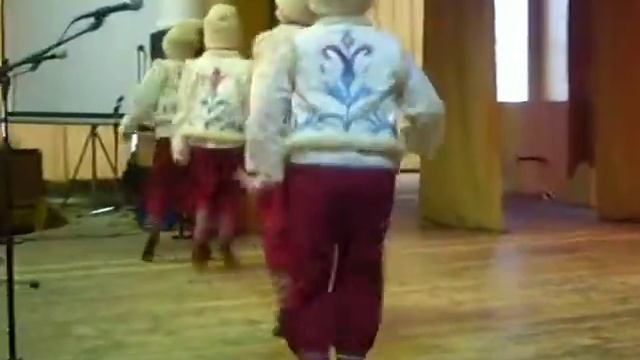 Никитка танцует гуцульский танец! смотреть онлайн