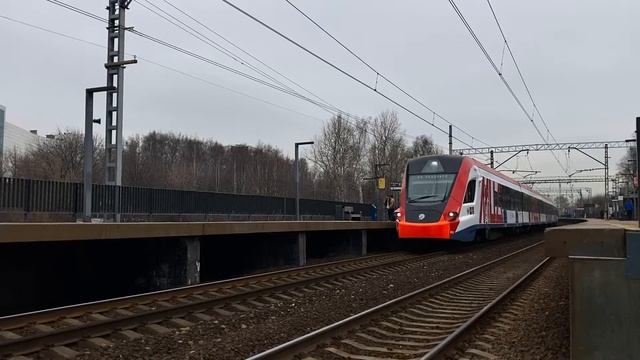 Электропоезд ЭГ2ТВ-015 «Иволга 1.0» подъезжает к станции МЦД Битца Курского направления смотреть онлайн