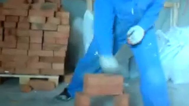 ЛОМАТЬ КИРПИЧИ
