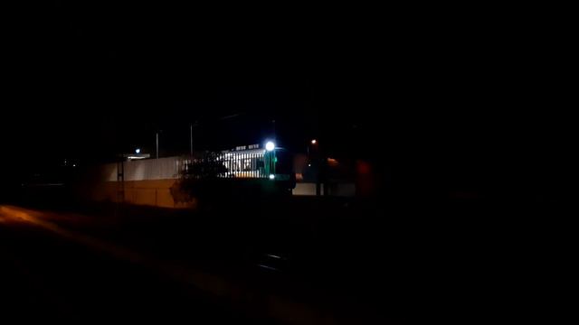 Metro de Palma (serie 71 de SFM) llegando y saliendo de la estación de Son Sardina. смотреть онлайн