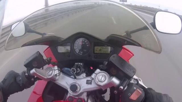Прохват на VFR 800 с yamaha R1 смотреть онлайн