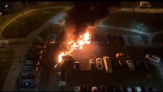 Несколько машин сгорели на парковке в Московском. Пожар произошёл ночью на ул. Москвитина смотреть онлайн