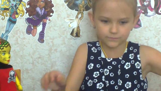 Куклы Монстер Хай. Мисс Сэнди из будущего, пока Флеш страдает смотреть онлайн
