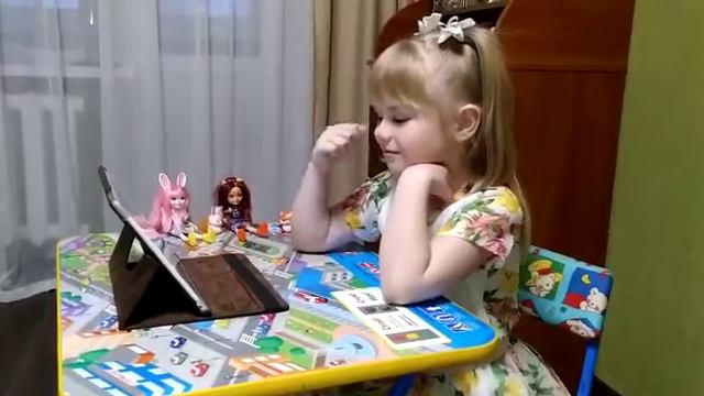 Горелова Кира выполняет задание музыкального руководителя. Игра "Музыкальный домик" смотреть онлайн