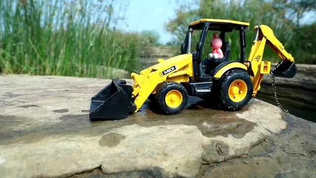 Красный трактор прыгает в воду с трамплина смотреть онлайн