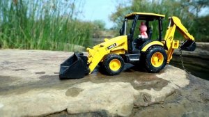 Красный трактор прыгает в воду с трамплина