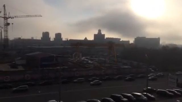Минск. Утро 07.04.2016. Туман над "Воротами Города". Вокзал. смотреть онлайн