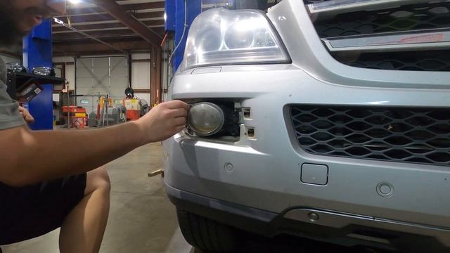 Mercedes-Benz GL450 Fog Light Replacement смотреть онлайн