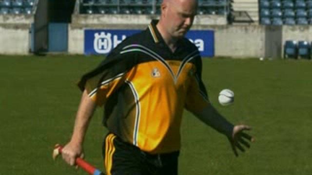 learn how to play Gaelic Games - Hurling handpass смотреть онлайн