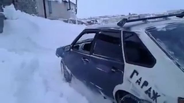Воркута. Уборка снега машиной ВАЗ 2109 шутеечка смотреть онлайн