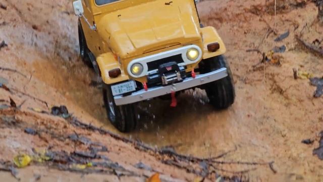 FMS Toyota Land Cruiser FJ40 after storm in the woods смотреть онлайн
