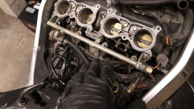 Honda CBR 929RR Fixing the fuel system смотреть онлайн