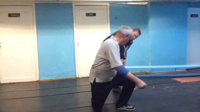 Что делать если захватили руку. Уход от захватов . смотреть онлайн