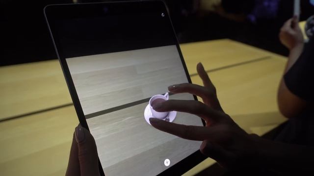 Hands-on Apple's new 10.5-inch iPad Pro and ARKit running on iOS 11 смотреть онлайн
