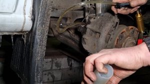 Замена тормозной жидкости VW LT 28. Сломал штуцер прокачки!
