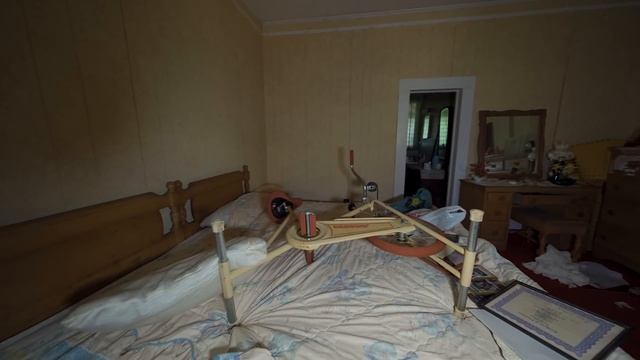 Exploring A Mysterious ABANDONED House Buried Deep In The Woods смотреть онлайн