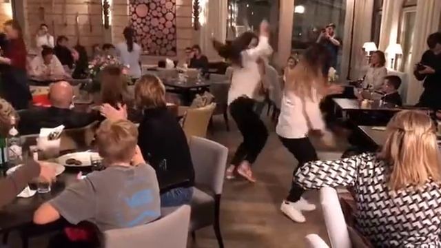 РЫБА НА ДАЧЕ - ТАНЦЕВАЛЬНЫЙ ФЛЕШМОБ смотреть онлайн
