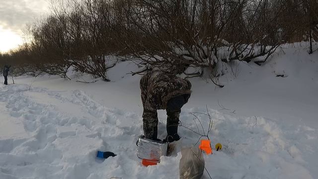 Лютый живец.Зимняя рыбалка с братом , отдых на реке!! смотреть онлайн