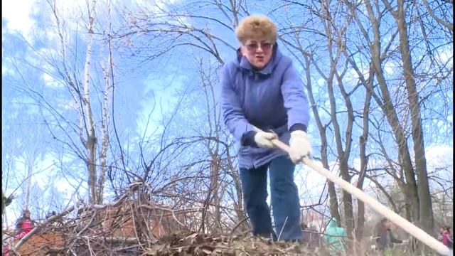 Грабли вместо микрофонов и телекамер взяли в руки журналисты Вологды смотреть онлайн