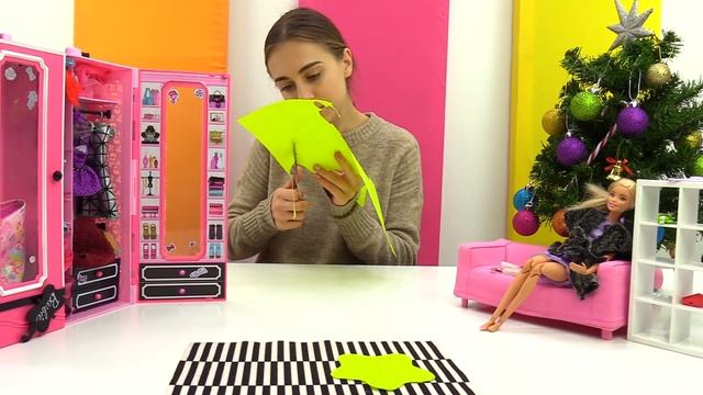 Барби делает Новогоднюю гирлянду из фетра смотреть онлайн