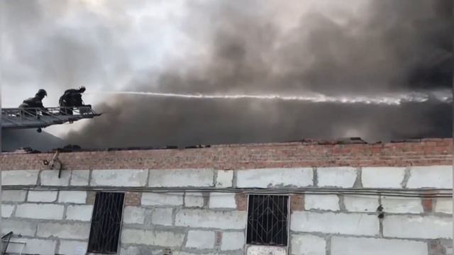 Крупный пожар на Вавилова в Ростове смотреть онлайн