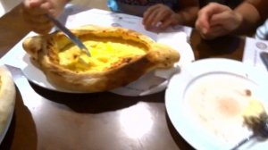 Хачапури по - Аджарски. Как правильно нужно  есть Аджарские хачапури.