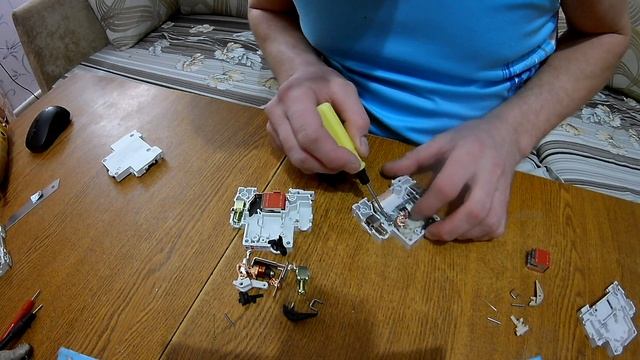 Переделка автоматического выключателя(часть1) смотреть онлайн