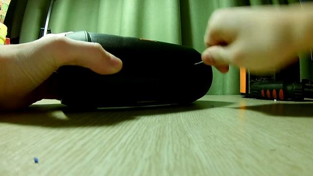 Очень кратко как снять крышку с JBL charge2+ смотреть онлайн