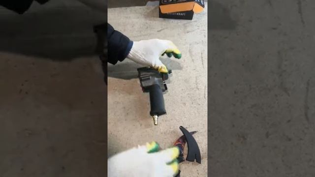 Первый пуск пневматического ударного гайковерта рекомендованный производителем. смотреть онлайн