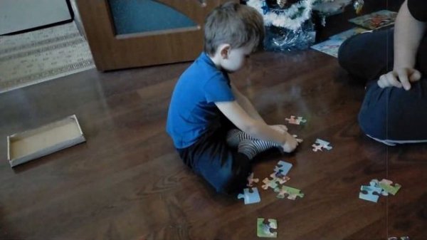 Собираем пазлики всей семейкой.