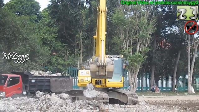 Excavator Komatsu PC200 Loading Demolittion Debris Toyota Dyna смотреть онлайн