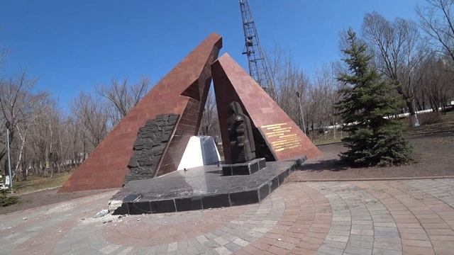 Караганда | берёзовая аллея в Центральном парке с памятниками до арок выхода на у. Чкалова весной смотреть онлайн