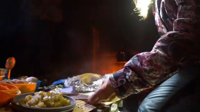 НОЧЕВКА В ЛЕСУ СОЛЯНКА + НОВЫЙ КОВЕР (23 ФЕВРАЛЯ 2021) смотреть онлайн