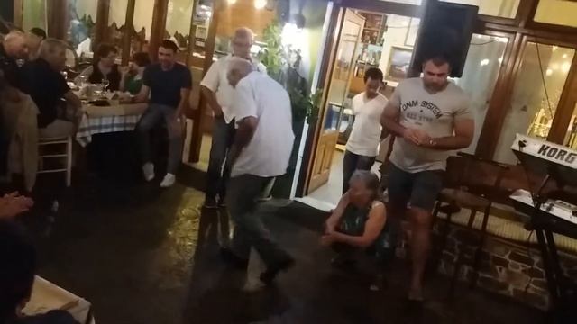 Greek dance ''Zeibekiko' - Alkyoni Tavern - Thassos 2017 смотреть онлайн