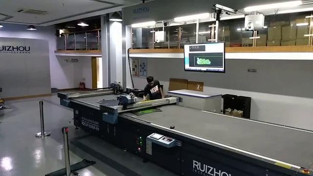 Резка кожи на плоттере RZCUT смотреть онлайн