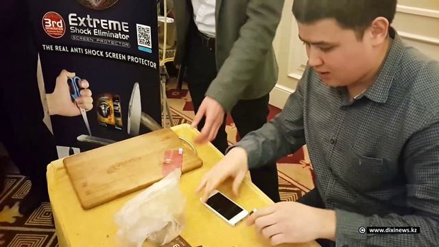 В Астане на бизнес форуме кололи орехи смартфонами смотреть онлайн