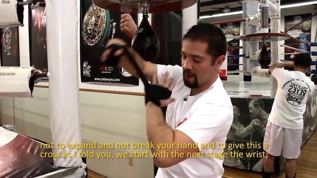 Boxer Alfonso Gómez shows us his handwrap style //Alfonso Gómez nos muestra su estilo de vendaje смотреть онлайн