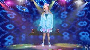 Настя учится наряжаться на диско вечеринку. Веселая история для детей.