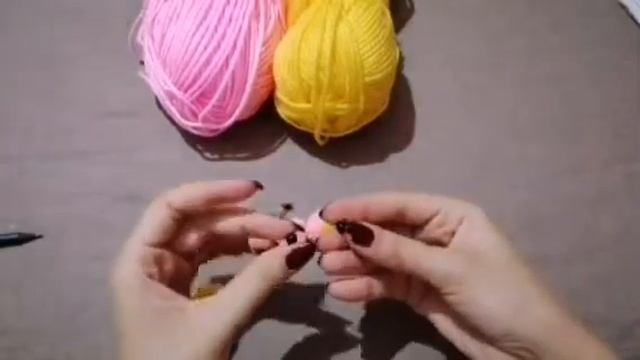 How to make a worm out of pom pom/Как сделать маленького червячка милой шерстяной ниткой смотреть онлайн