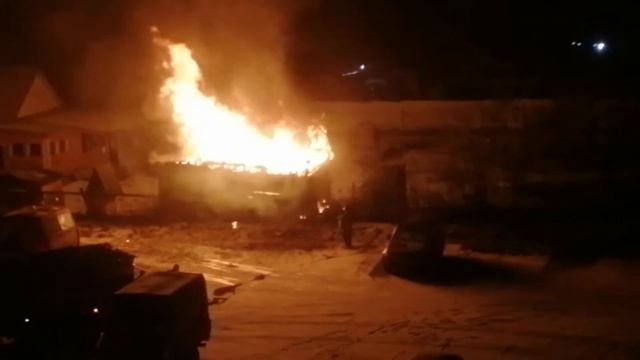 ГОРИТ САРАЙ РЯДОМ С ДОМОМ 2!!! ПРИЕХАЛИ ПОЖАРНЫЕ!!! смотреть онлайн