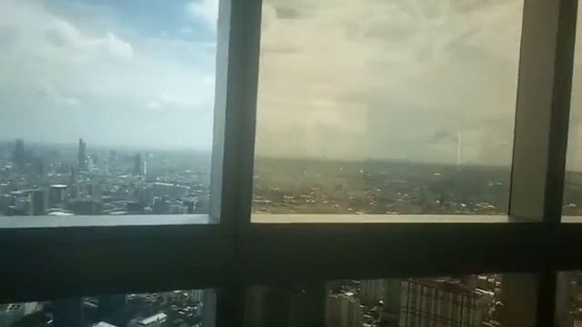 Высота надптичьего полета.
Панорама Бангкока с 300-метрового небоскреба 《Байок скай билдинг》. смотреть онлайн