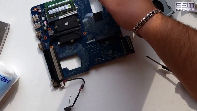 Как почистить Samsung NP355 или NP350 от пыли, заменить в нём термопасту и заменить разъём питания смотреть онлайн