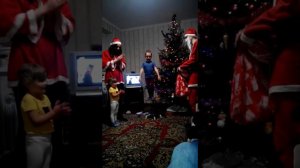 Дед мороз пришел к детям