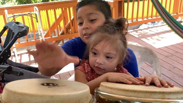 Jayden and his baby sister Jocelyn playing bongo drums смотреть онлайн