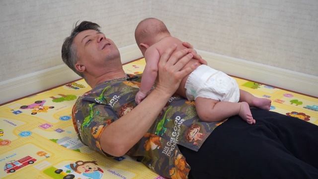 Как выкладывать грудничка и новорожденного на живот правильно смотреть онлайн