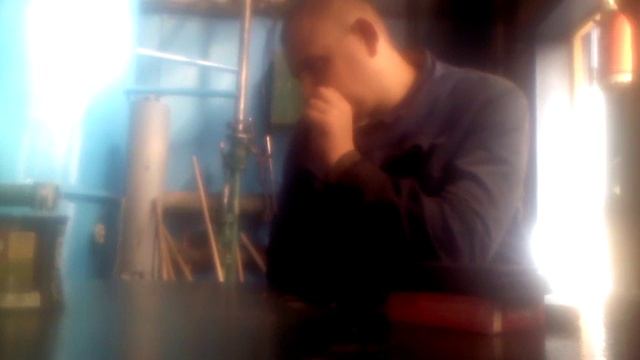 вырывает волосы с носа.